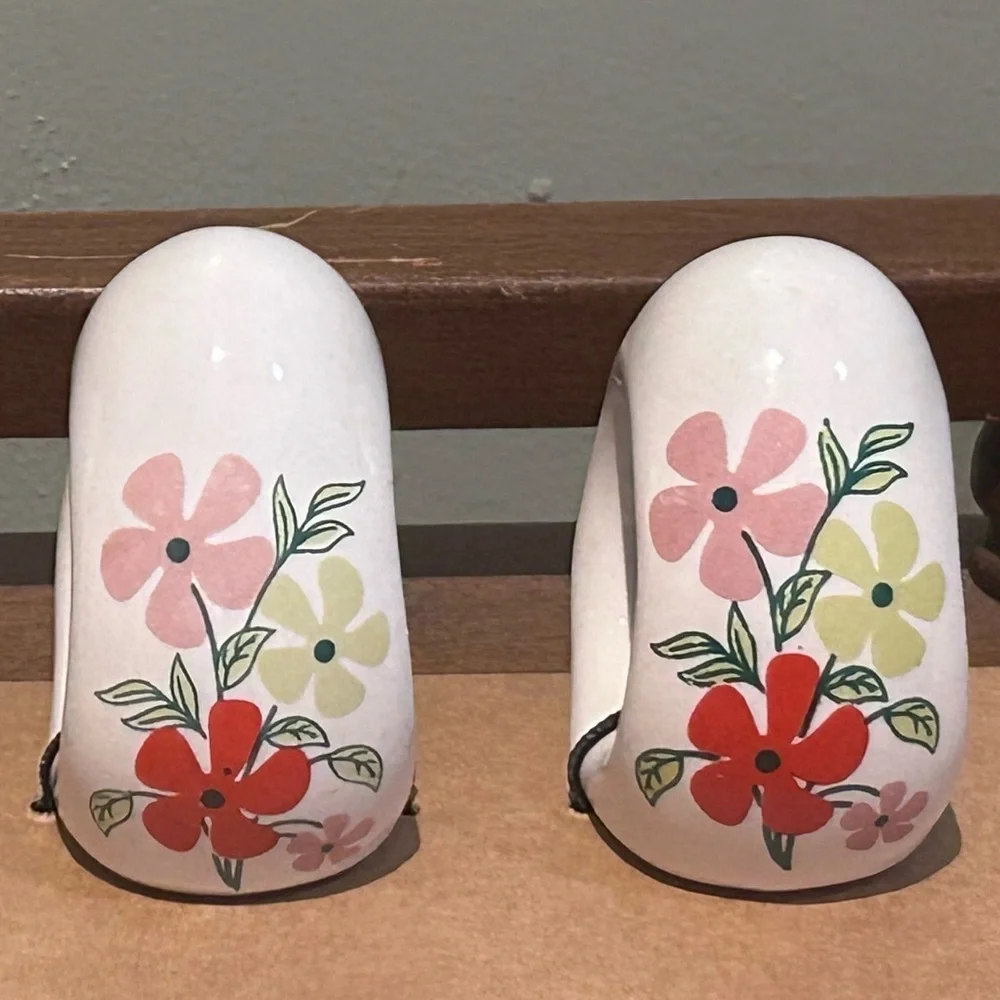 NEW Set Of 4 Ceramic Napkin Rings With Spring Floral Accents Made By Tahari Home